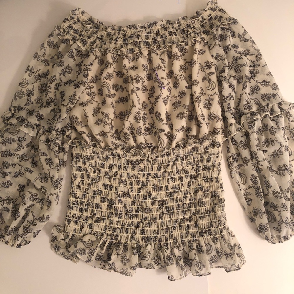 Beautiful MAX STUDIO blouse